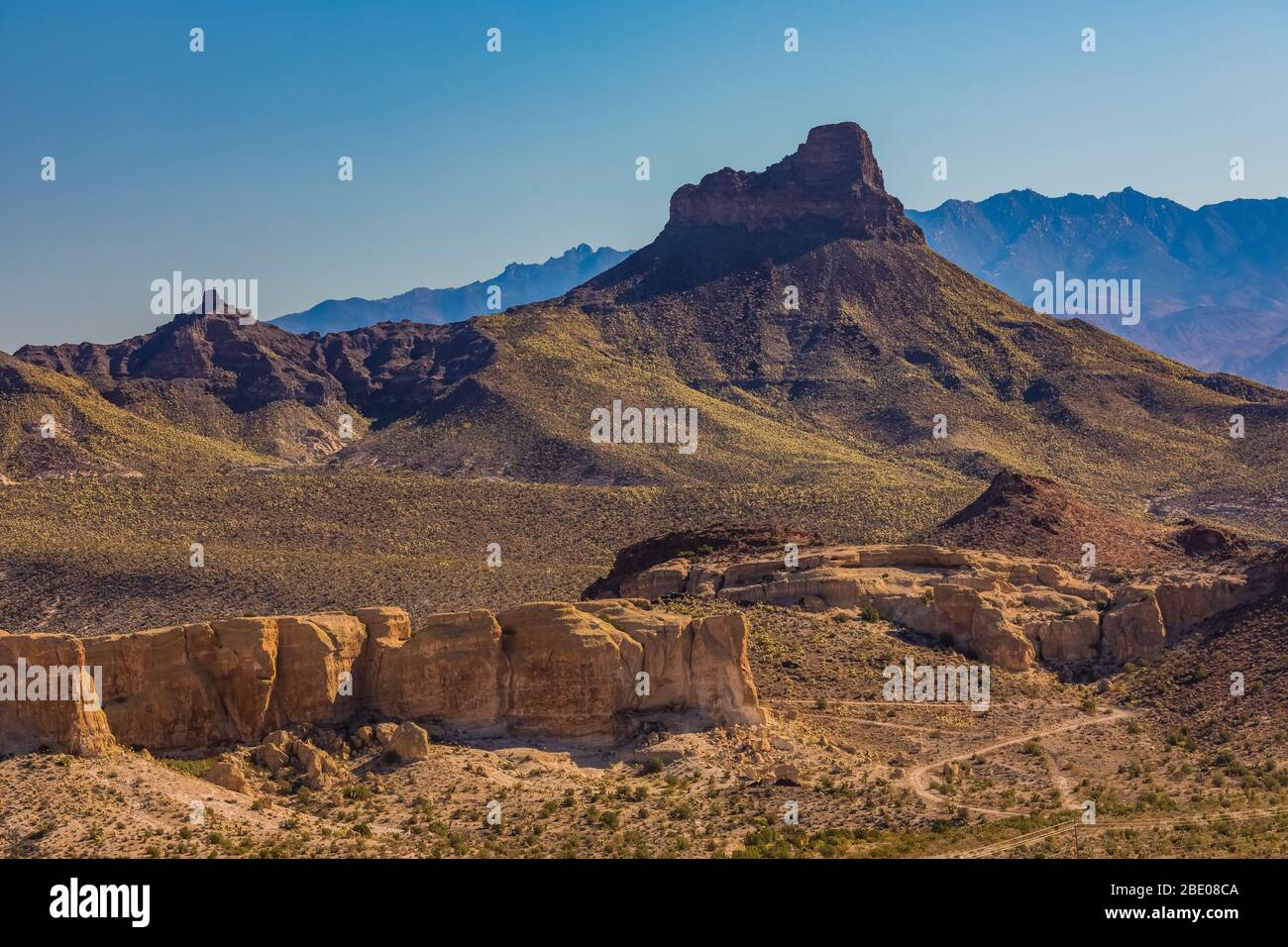 Il paesaggio desertico include Thimble Mountain sotto il Sitgreaves Pass, un'ispirazione per il film Pixar Cars, lungo la storica Route 66 in Arizona, USA Foto Stock