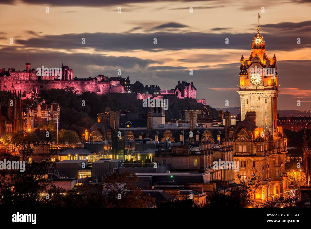 Lo skyline di Edimburgo di notte, Scozia Foto Stock