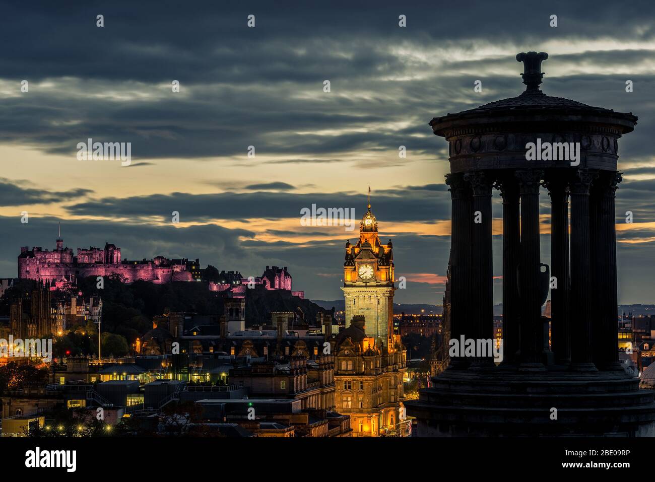 Lo skyline di Edimburgo di notte, Scozia Foto Stock