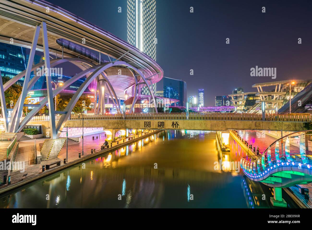 SUZHOU, CINA - NOVEMBRE 05: Vista notturna di Harmony Times Square un business e lo sviluppo dello shopping nell'area del Parco industriale il 05 Novembre 2019 in Foto Stock