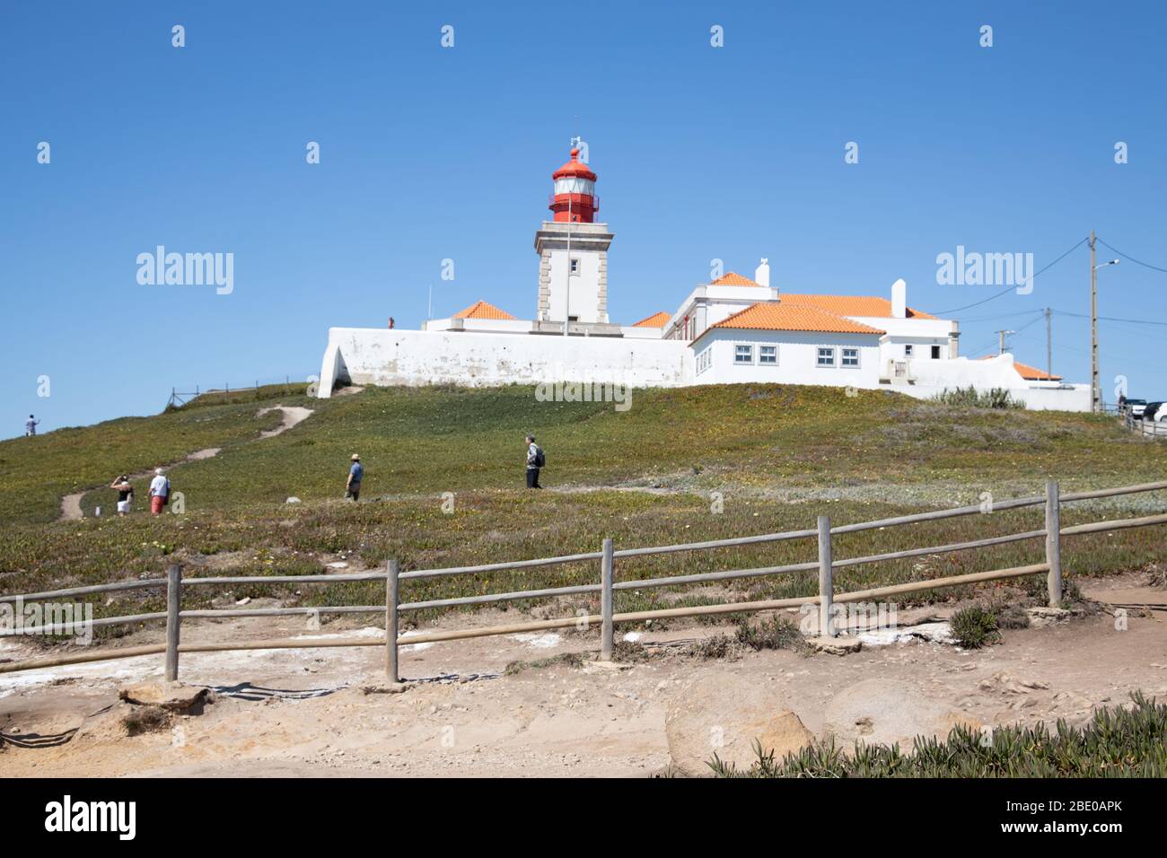 Cabo da Roca punto di vista sul mare, parte di un parco nazionale, con un faro. Capo Roca vicino a Azóia Colares, vicino Lisbona Portogallo Foto Stock