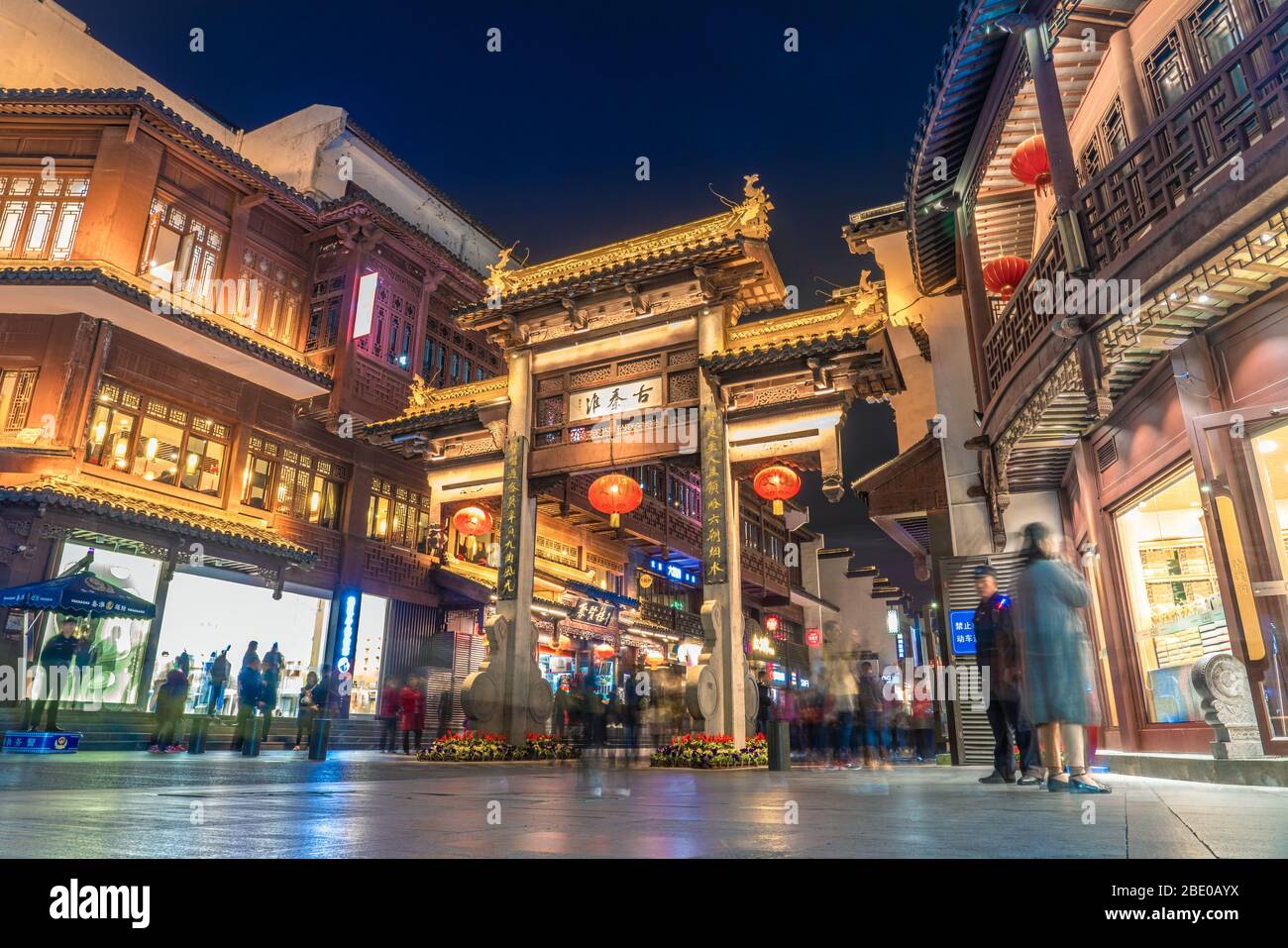 NANJING, CINA - 07 NOVEMBRE: Vista notturna dell'ingresso al quartiere storico del tempio di Fuzimiao e Confucio, una famosa destinazione di viaggio a Novembo Foto Stock