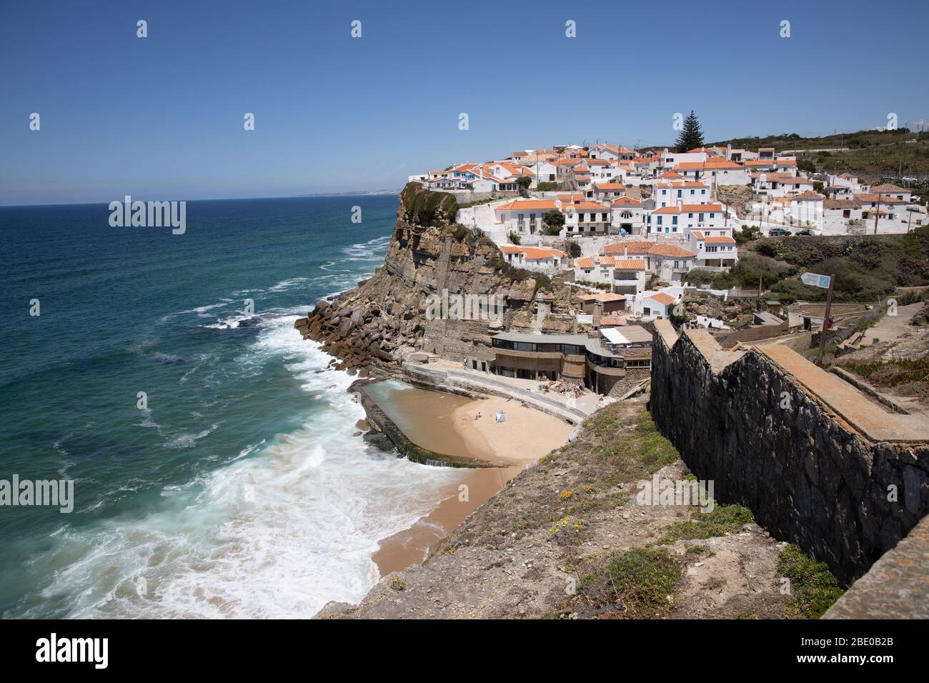 Villaggio portoghese sul bordo della scogliera ad Azenhas do Mar Colares Portogallo Foto Stock