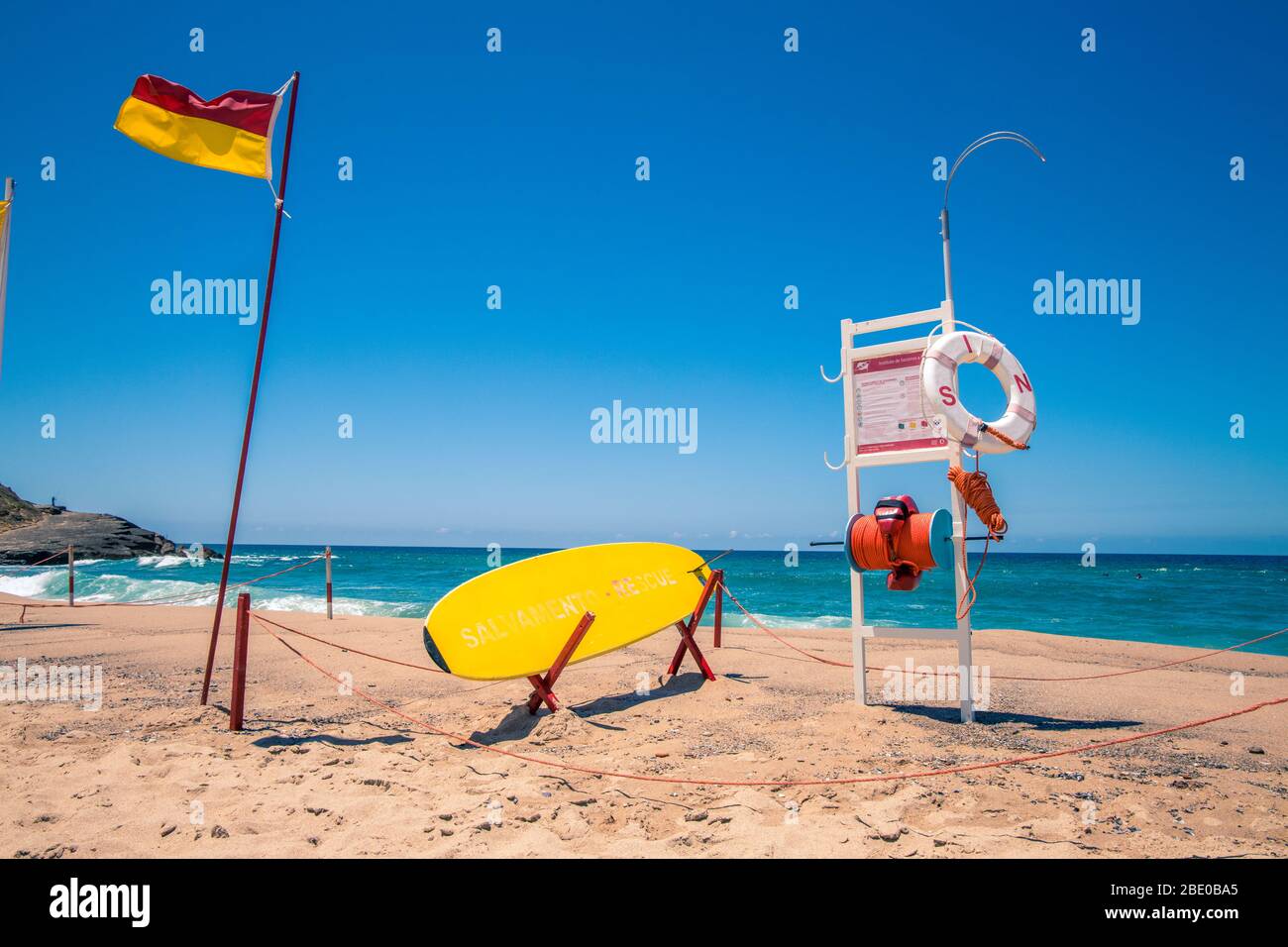 Stazione dei bagnini sulla spiaggia di Praia Das Macas Portugal con bandiera e attrezzature di sicurezza Foto Stock