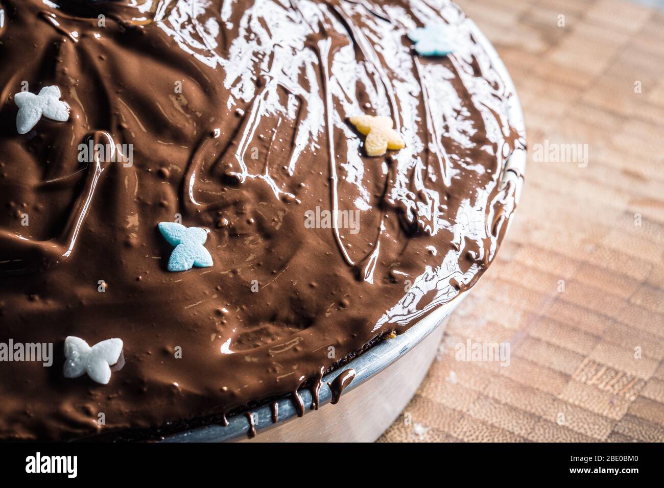 Gustosa torta al cioccolato fatta in casa su una cucina domestica Foto Stock