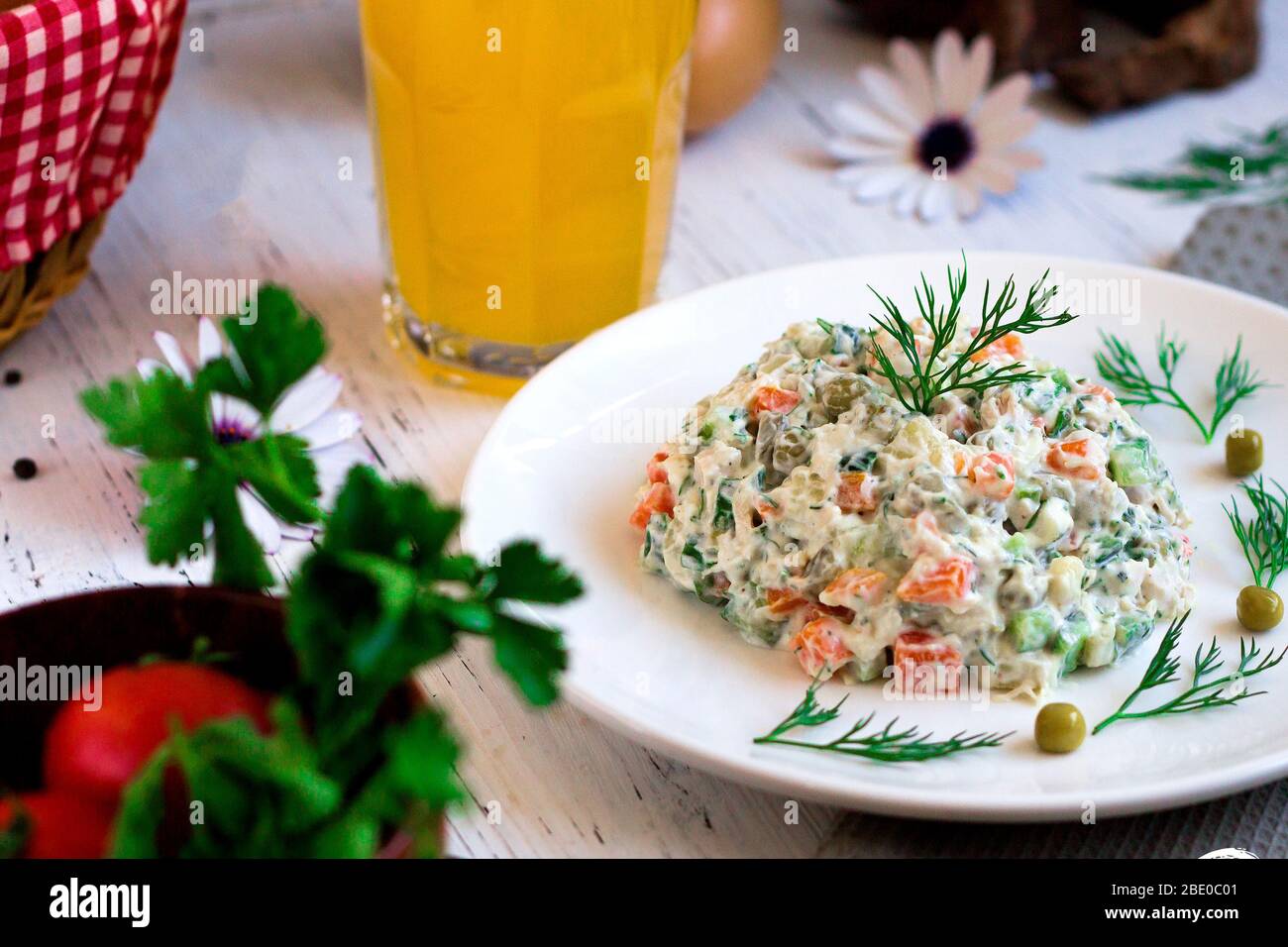 insalata russa con erbe e succo d'arancia Foto Stock