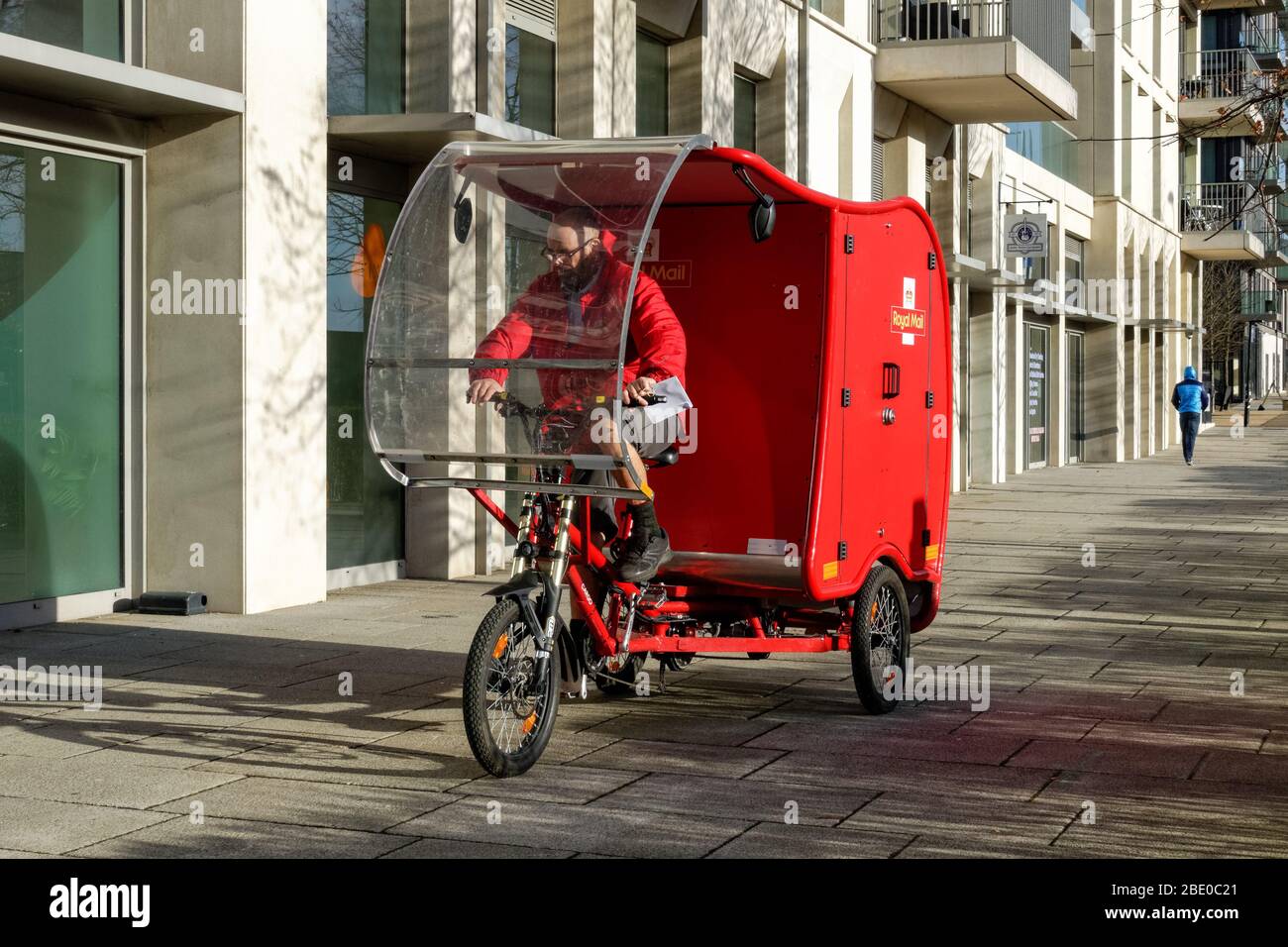 Ciclismo Royal Mail postman su bici elettrica cargo, e-Trike, alimentato da una combinazione di energia solare, batteria, pedale e freno tecnologia Stratford Londra UK Foto Stock