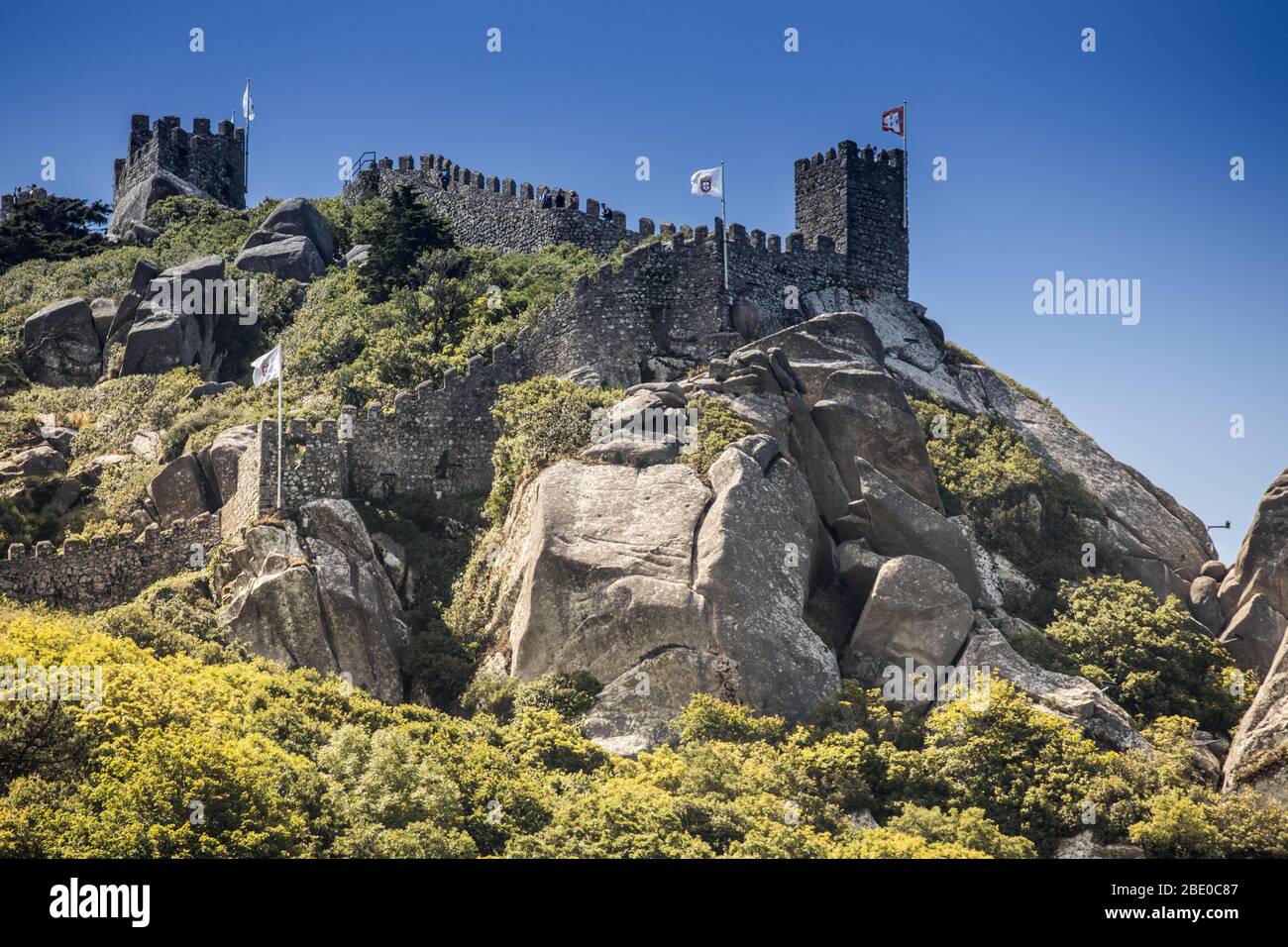 Castello portoghese in cima alla collina a Sintra. Il castello fu costruito dai Mori nel X secolo dopo la loro conquista di successo di Portogallo e Spagna Foto Stock