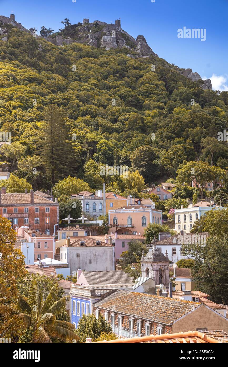 Castello che si affaccia su una strada vista a Sintra vicino a Lisbona Portogallo Foto Stock