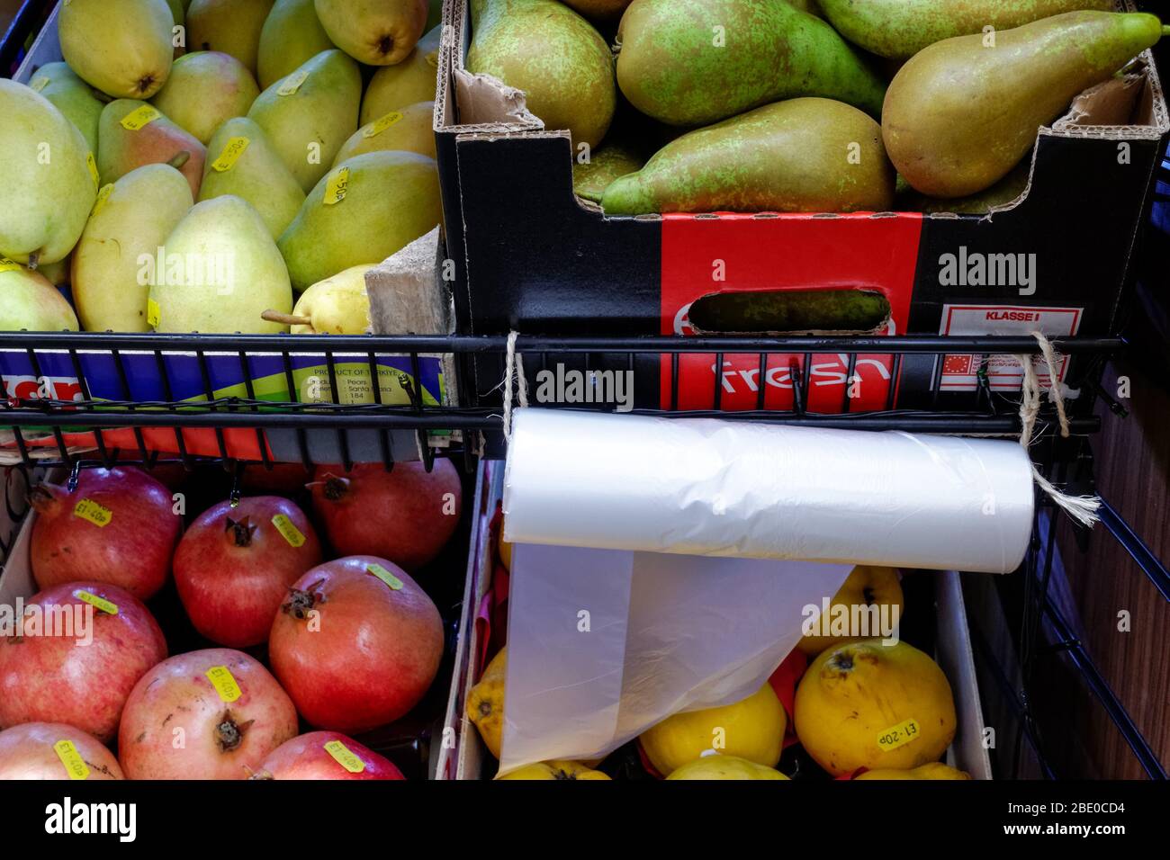 Stalla di frutta con sacchetti di plastica monouso, Londra, Inghilterra, Regno Unito, Regno Unito Foto Stock