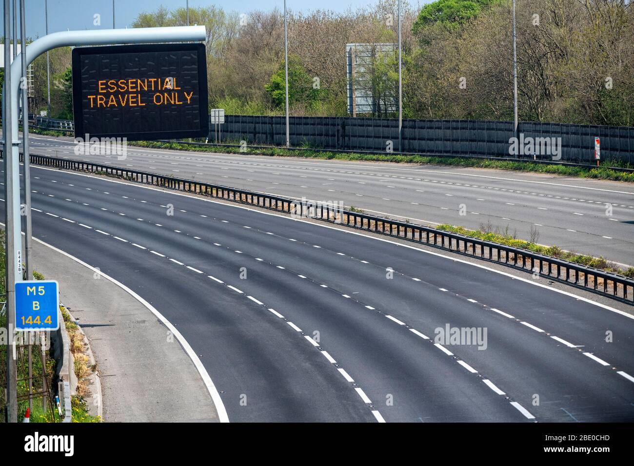 Segnali informativi che mostrano 'Essential Travel Only' sulla M5 vicino a Bristol, come le restrizioni governative continuano a cercare di contenere il coronavirus. Foto Stock