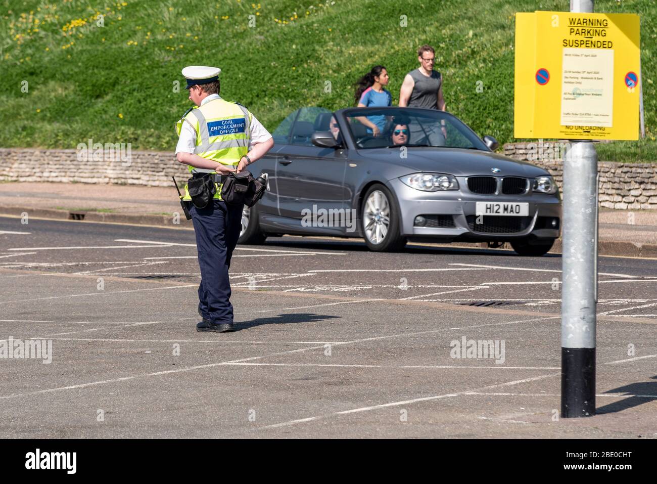 Traffico si è fatto un giorno di sole a Southend in mare il Venerdì Santo di Pasqua Bank Holiday durante il periodo di blocco della pandemia di Coronavirus COVID-19. Passaggio auto Foto Stock