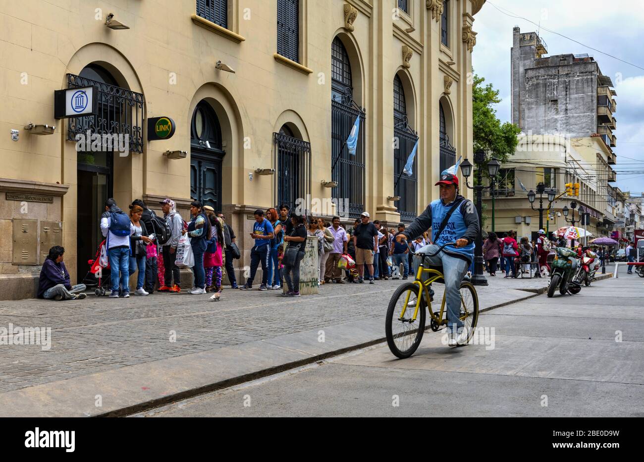 Lunga linea per prelevare contanti da un bancomat a Salta, Argentina Foto Stock