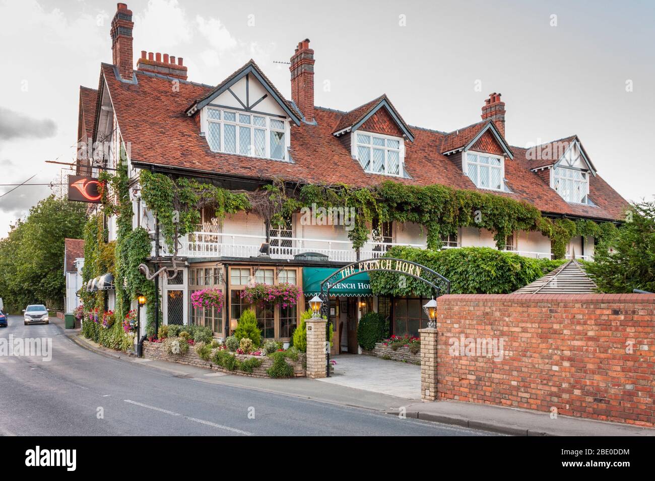 Il pub French Horn di Sonning-on-Thames, Berkshire, Inghilterra, GB, Regno Unito. Foto Stock