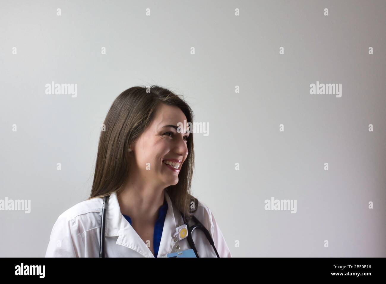 La testa dell'operatore sanitario è scattata da vicino isolata su sfondo grigio. Ritratto medico di medico o infermiere professionista Foto Stock