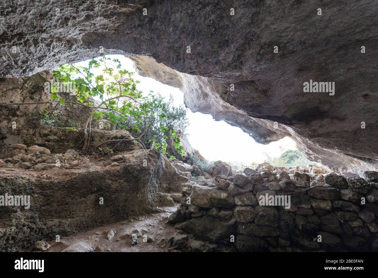 Grotte a Misrah Ghar il-Kbir (la Grande Grotta, vicino Clapham Junction) vicino alle scogliere di Dingli, troglodite abitazioni in passato Foto Stock