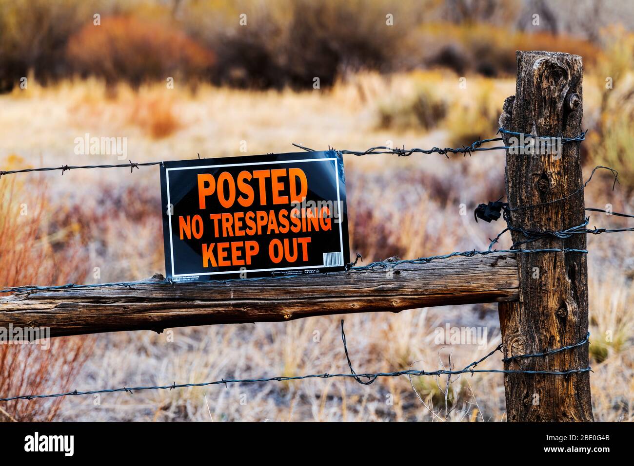 'Posted, No Trespassing, keep out' segno sulla recinzione ranch del Colorado centrale Foto Stock