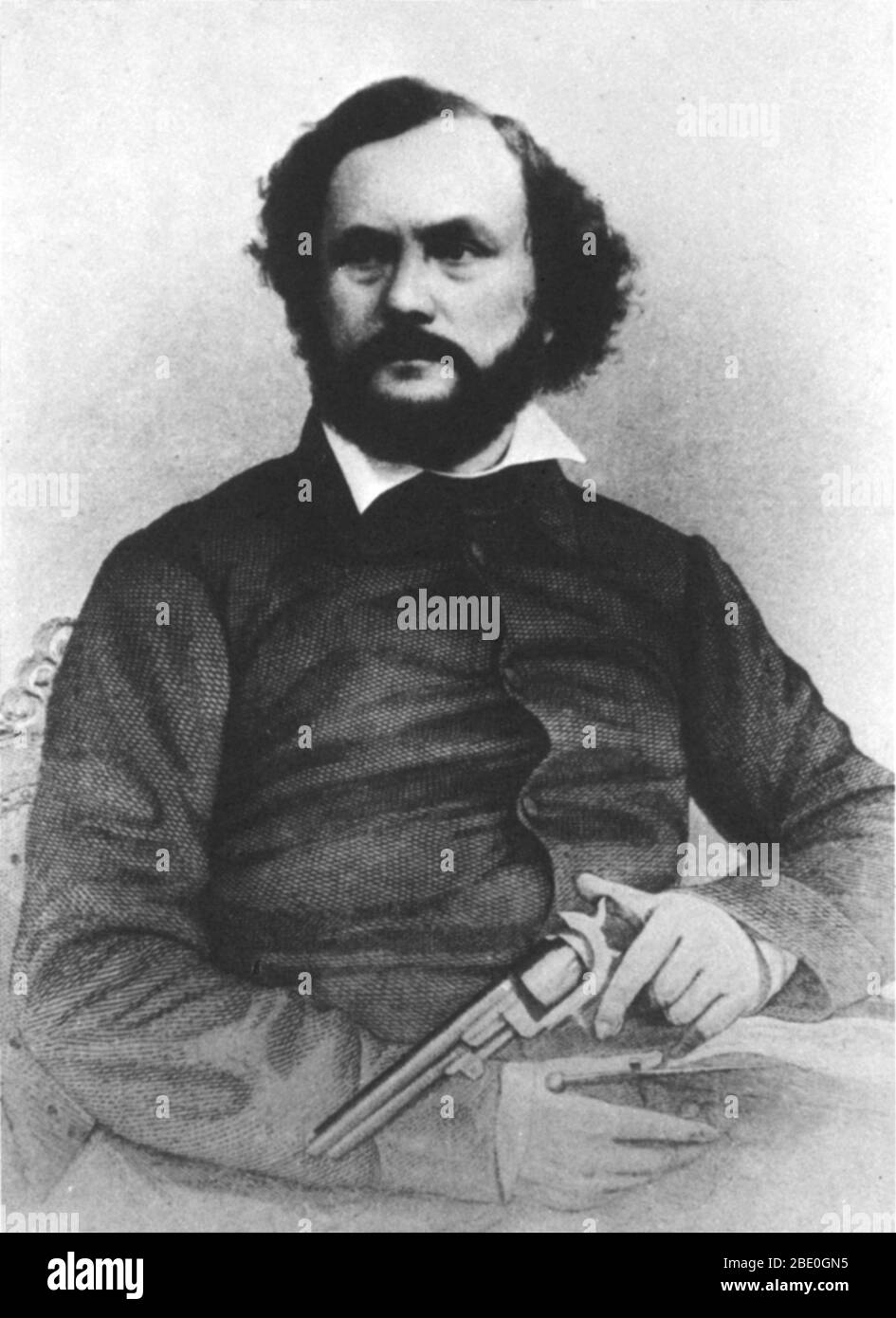Samuel Colt che detiene il suo pacificatore di brevetto del Colt. Samuel Colt (19 luglio 1814 – 10 gennaio 1862) è stato un . La società di produzione di armi da fuoco di brevetto di Colt (ora società di produzione di Colt) ha reso commercialmente possibile la produzione di massa di revolver. I metodi di produzione di Colt erano sofisticati, il suo uso di parti intercambiabili lo ha aiutato a diventare uno dei primi a utilizzare la linea di assemblaggio in modo efficiente. Il suo uso innovativo di arte, le approvazioni di celebrità e i regali corporativi per promuovere i suoi articoli lo hanno reso un pioniere della pubblicità, della disposizione del prodotto e dell'introduzione sul mercato di massa. Foto Stock