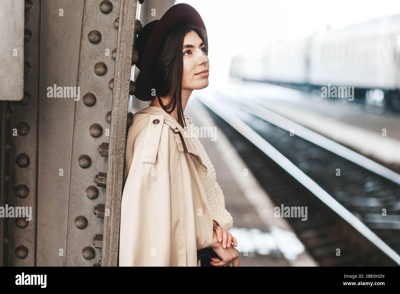 Ritratto di giovane bella donna viaggiatore che è in attesa treno Foto Stock