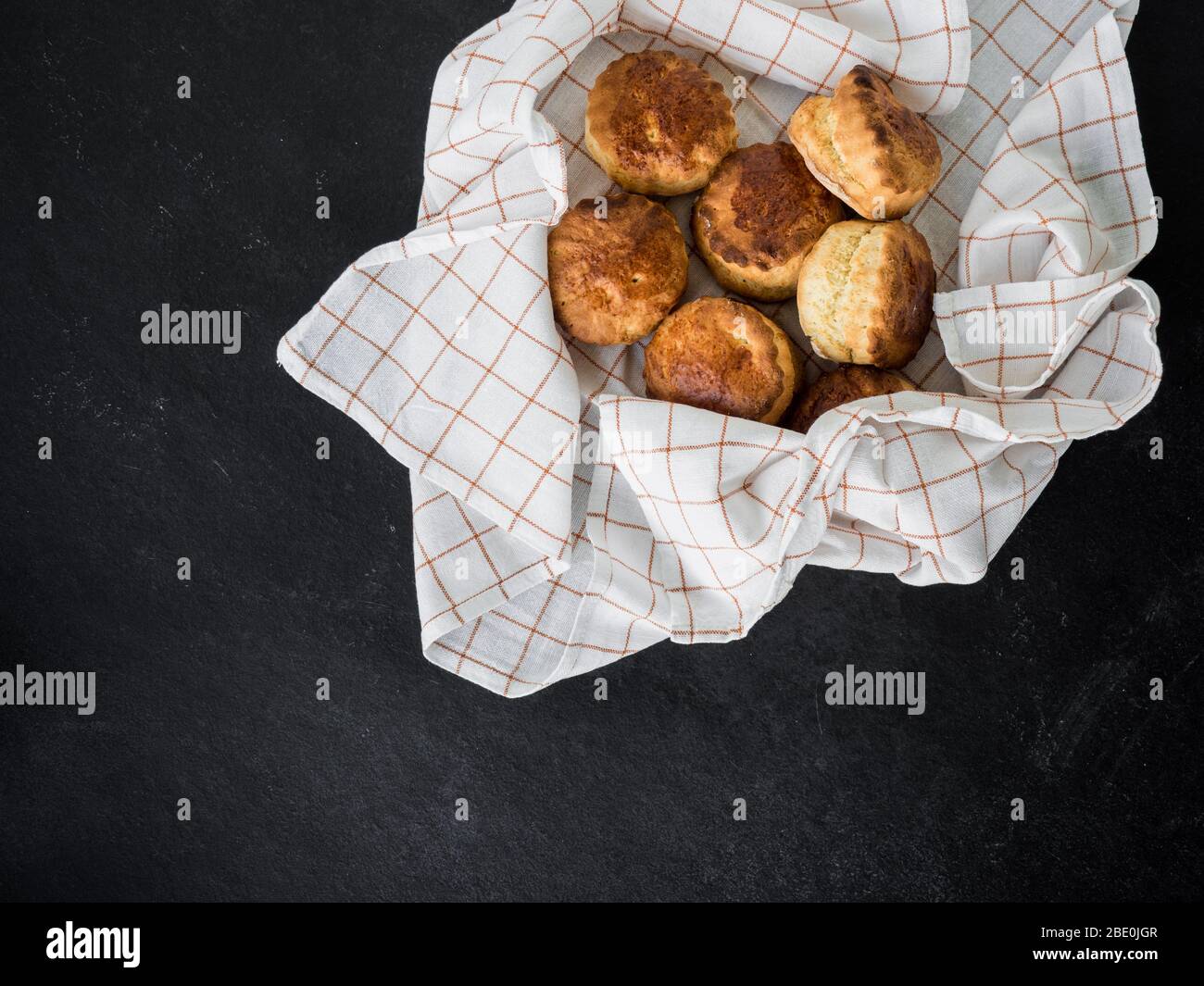Focaccine fatte in casa appena sfornate, sfondo ardesia, vista dall'alto Foto Stock
