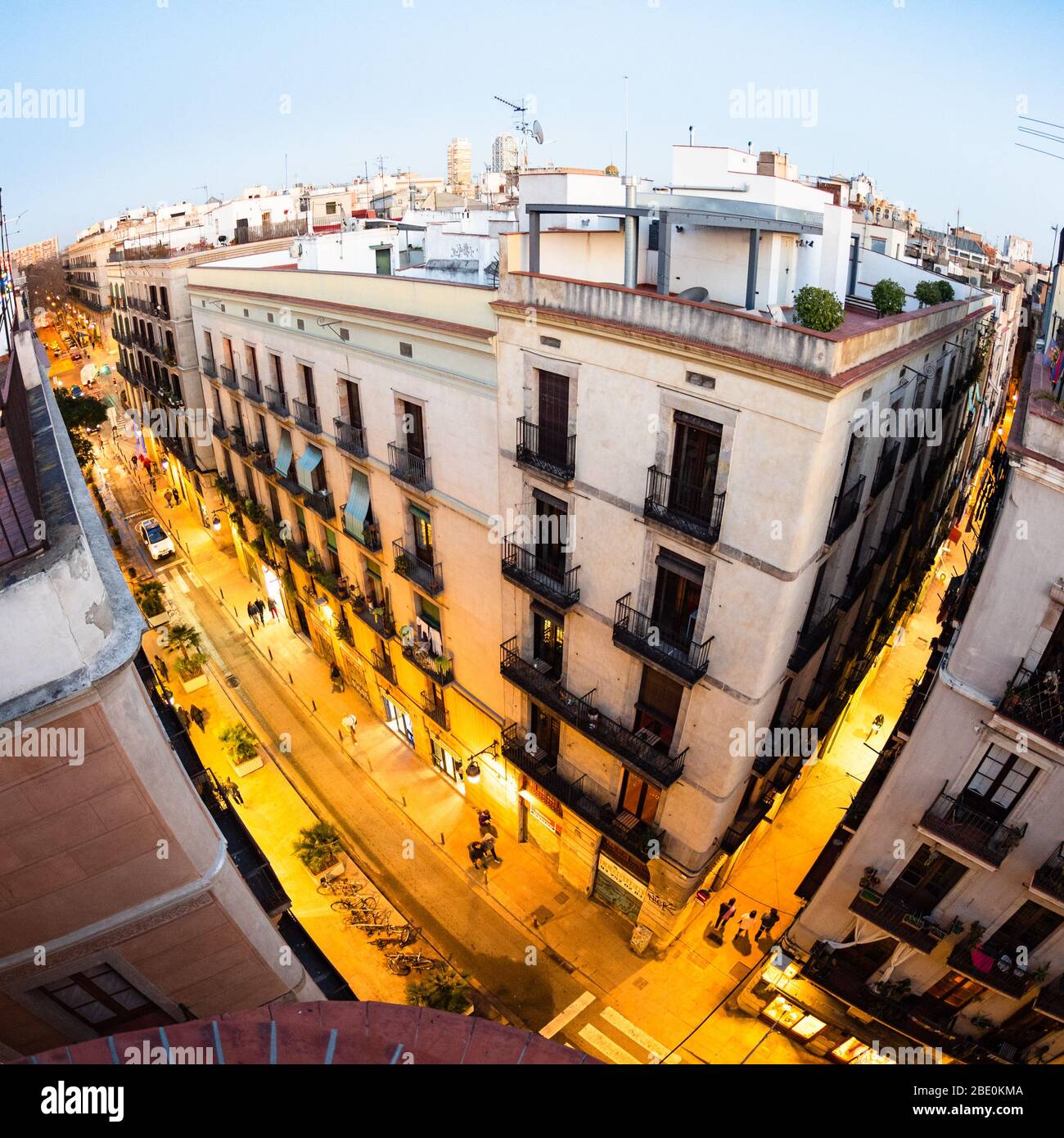 Crepuscolo fisheye vista del bivio di Carrer de la Princesa e Carrer dels Flassaders dal tetto dell'Hotel Cuitat de Barcelona . Foto Stock