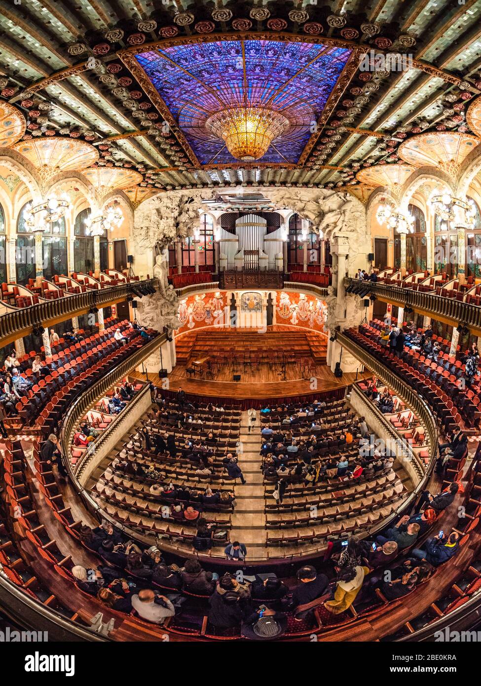 Lente fisheye notturna vista dell'interno del Palau de la Musica, Barcellona, Spagna. Foto Stock