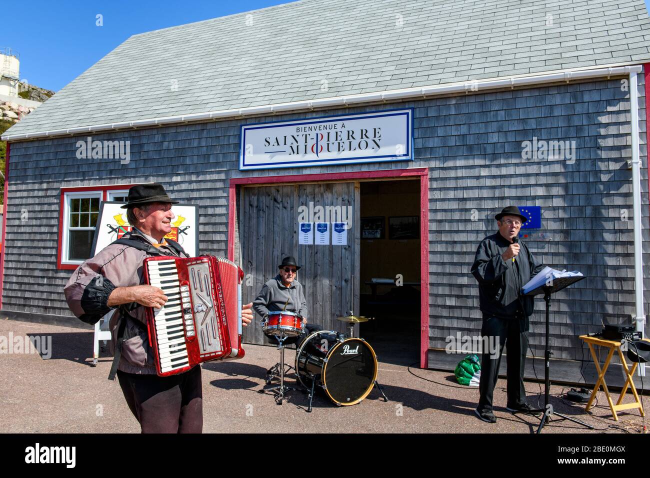 Nuova Francia, Francia, St-Pierre et Miquelon. Musicisti che suonano per salutare la nave. Lettore di fisarmoniche. Foto Stock