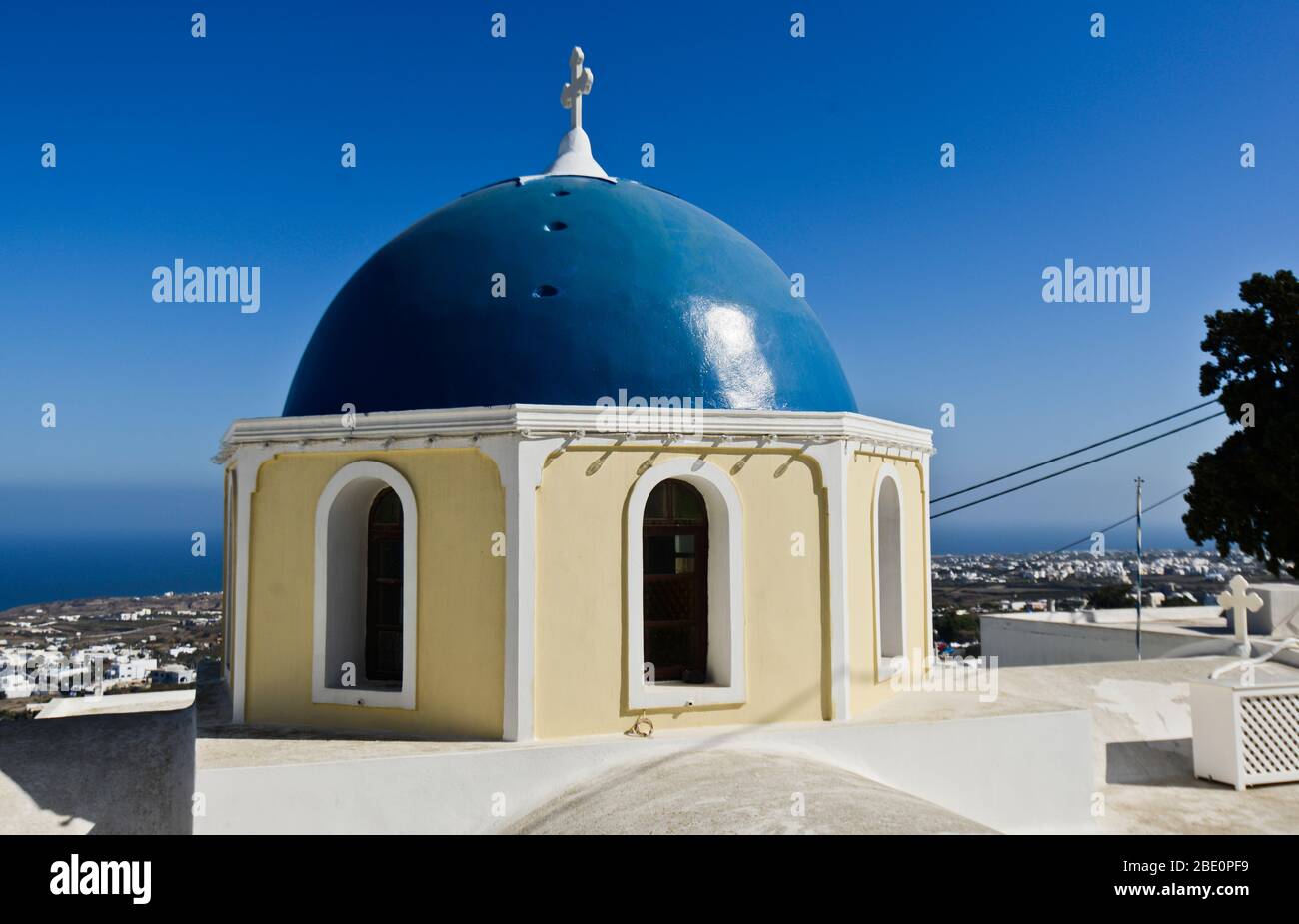 Blue Dome chiesa a Fira, Santorini, Grecia Foto Stock