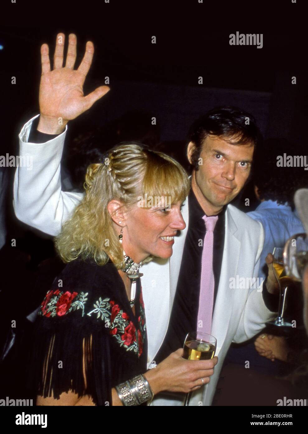 Neil Young e la moglie Peggi frequentano la prima parte per la proiezione del suo film Human Highway a Los Angeles, California nel 1981 Foto Stock