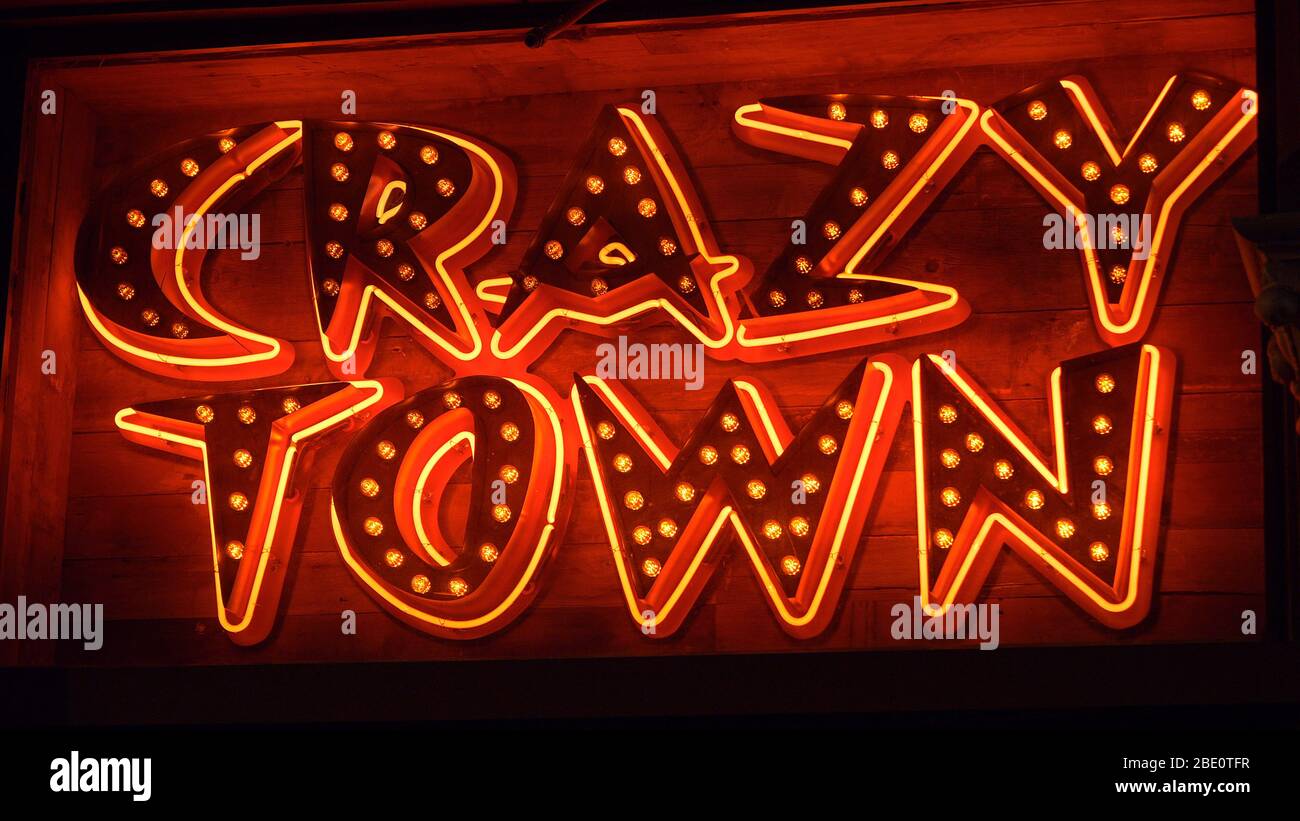 Crazy Town neon segno a Nashville Broadway - NASHVILLE, STATI UNITI - 17 GIUGNO 2019 Foto Stock