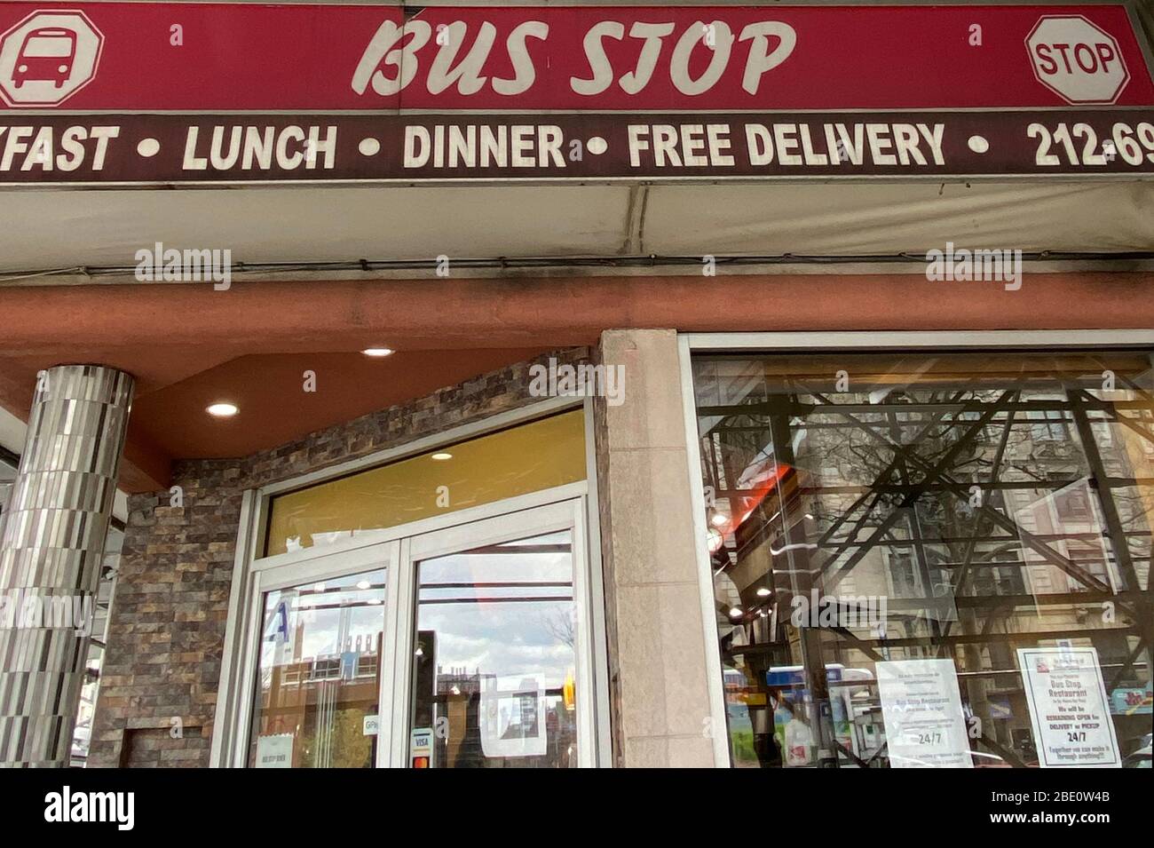 New York, NY, USA. 10 aprile 2020. Bus Stop Diner a Hamilton Heights un posto frequentato da MTA Bus Drivers Vows to Be Open 24/7 durante NYC Coronavirus Pandemic a New York City il 10 aprile 2020. Credit: Foto di Rainsmaker/Media Punch/Alamy Live News Foto Stock