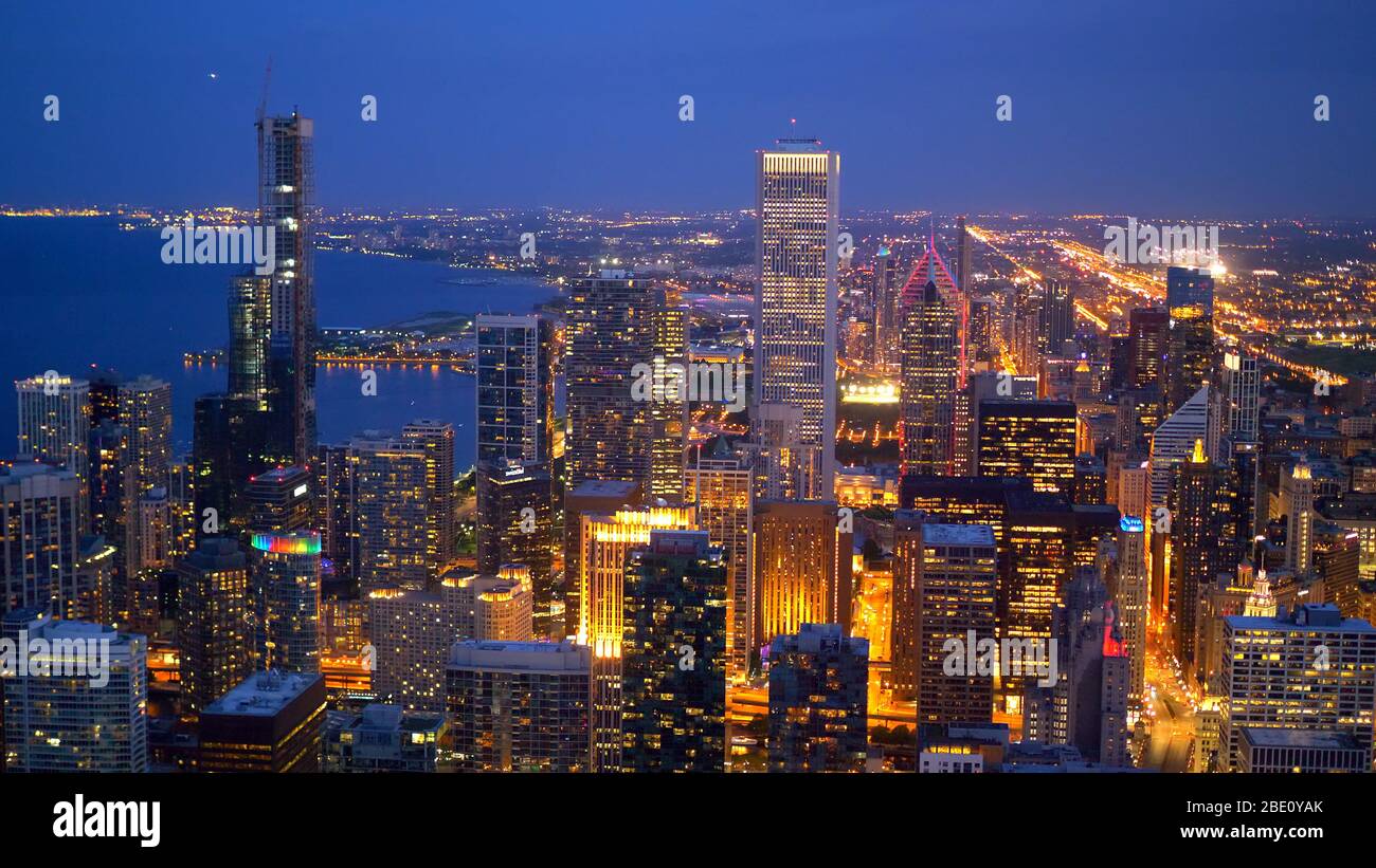 Chicago dall'alto - incredibile vista aerea di notte - CHICAGO. STATI UNITI - 11 GIUGNO 2019 Foto Stock