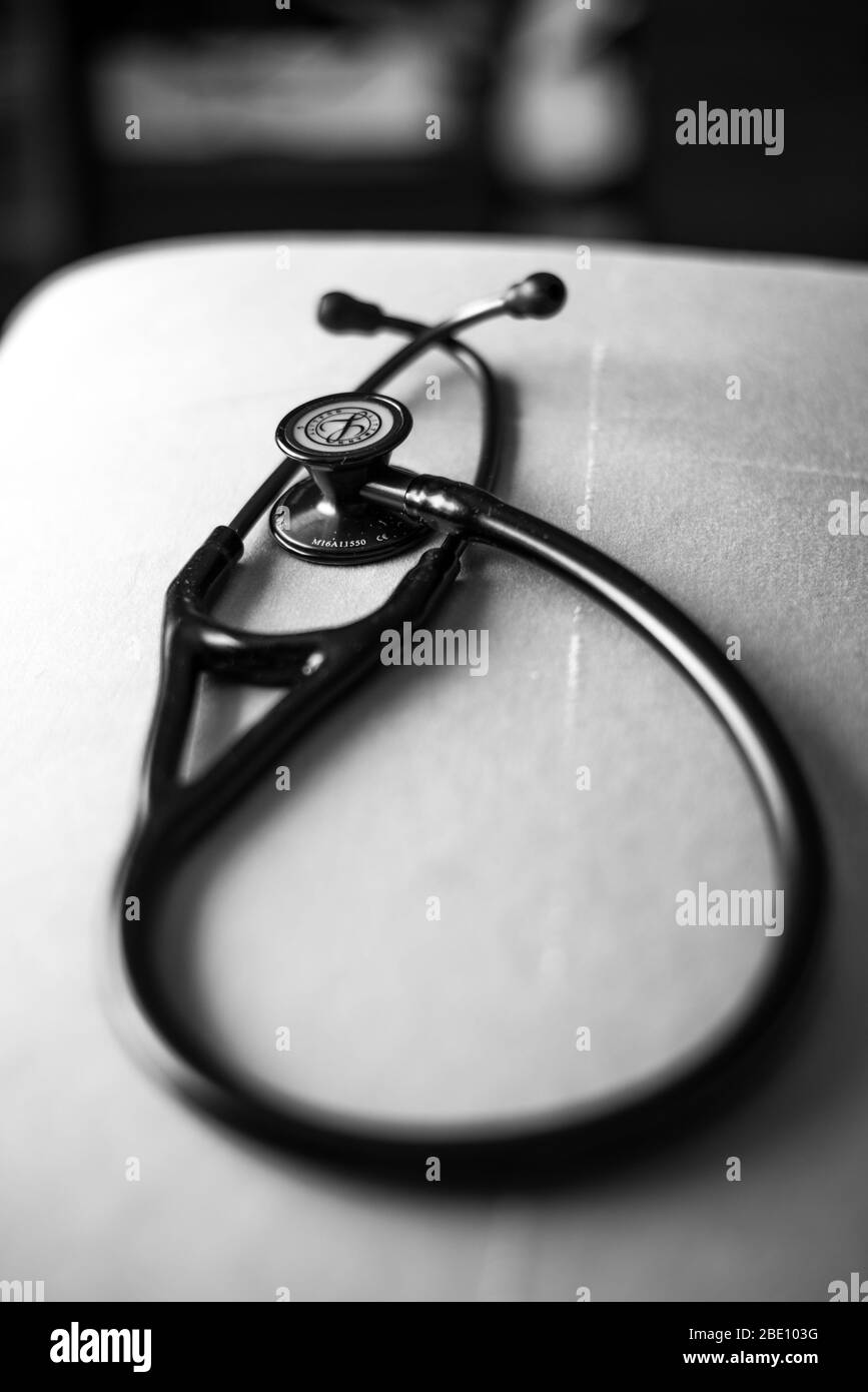 Forbici mediche in metallo con manici in plastica nera. Strumento  paramedico. Isolare su sfondo bianco Foto stock - Alamy