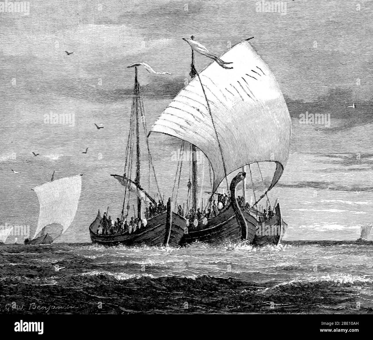 I vichinghi erano marittimi norrani che dalle loro terre di origine in Scandinavia razziavano, commerciavano, esploravano e si stabilivano in vaste aree dell'Europa, dell'Asia e delle isole dell'Atlantico del Nord dalla fine dell'ottavo alla metà dell'XI secolo. I Vichinghi impiegarono longships di legno con scafi larghi e poco profondi, permettendo la navigazione in acque di mare o di fiume poco profonde. Le navi potevano essere sbarcate sulle spiagge e il loro peso leggero le consentiva di essere trasportate su portage. Queste navi versatili consentivano ai Vichinghi di stabilirsi e viaggiare fino a Costantinopoli e al fiume Volga in Russia, fino a ovest dell'Islanda, G. Foto Stock