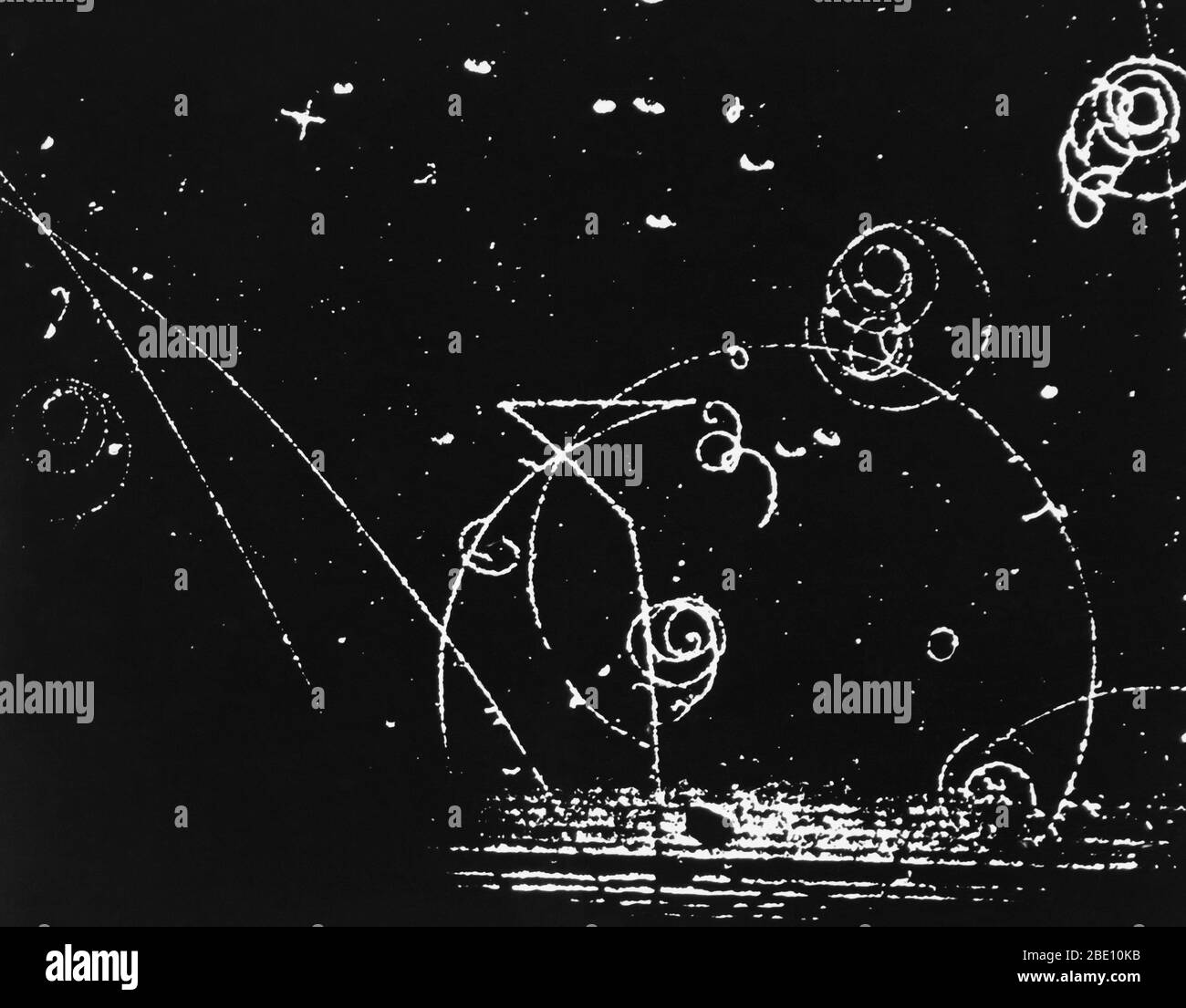 Storica fotografia della camera a bolle d'idrogeno del Lawrence Berkeley National Laboratory. Mostra una sequenza di due reazioni nucleari catalizzate - due legami in una reazione simile a catena. In alto a sinistra al centro della foto, un muone generato dal Bevatron entra in un angolo leggero da sinistra a destra. Alla prima curva della pista, un atomo mesico è stato formato, un deuterone e un protone sono stati fusi in elio, e il muone è stato espulso su una pista che si scava verso il basso e bruscamente a destra. Al successivo angolo acuto della pista, si è avuta un'altra reazione catalizzata, e il muone è e. Foto Stock