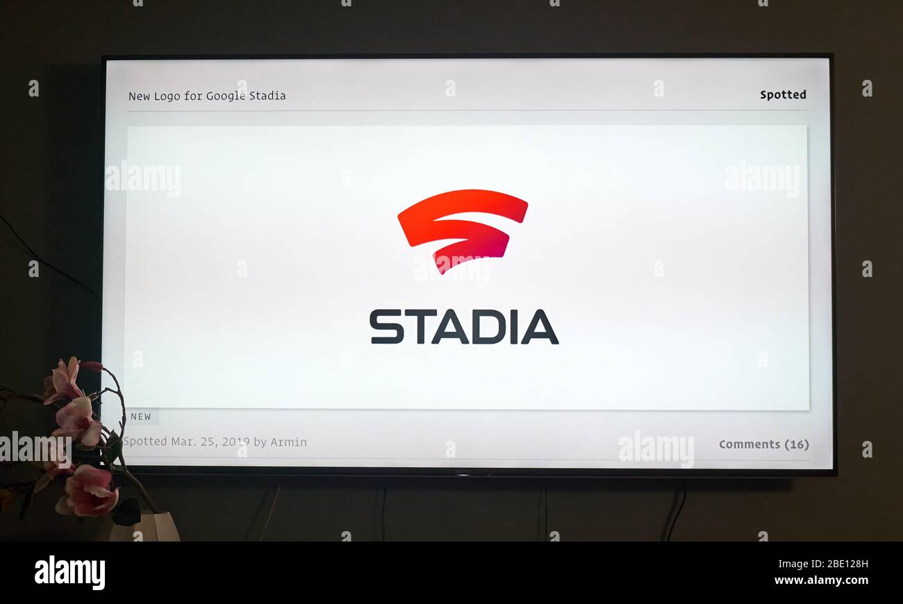Montreal, Canada - 6 aprile 2020: Logo Google Stadia su uno schermo TV. Lo stadio offre 2 mesi di abbonamento gratuiti. Stadio è un servizio di gioco su cloud, un Foto Stock