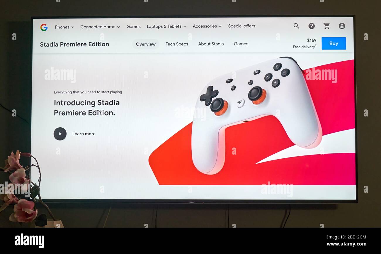 Montreal, Canada - 6 aprile 2020: Controller Google Stadia su uno schermo TV. Lo stadio offre 2 mesi di abbonamento gratuiti. Stadio è un servizio di gioco su cloud Foto Stock