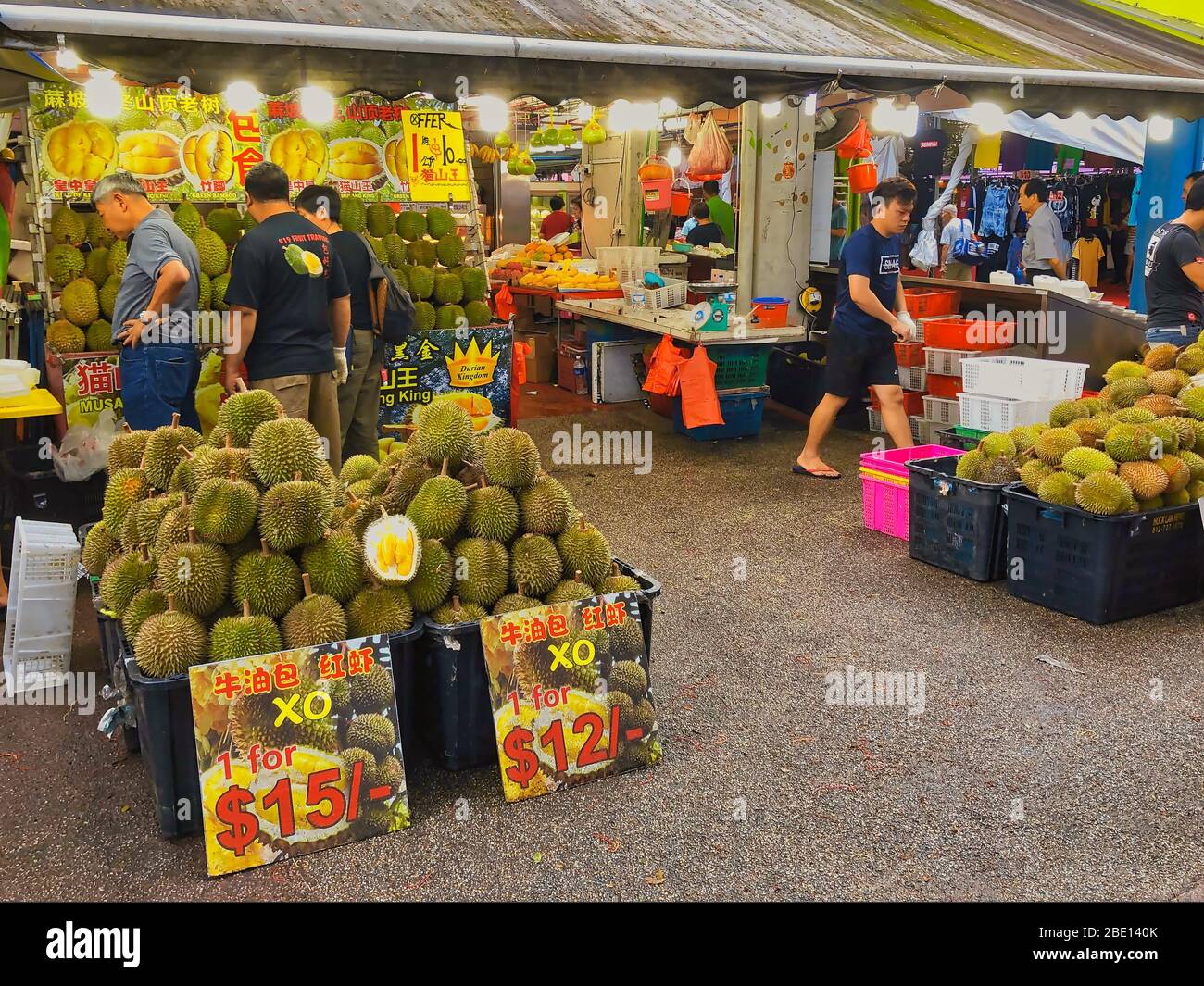 La bancarella di frutta a Singapore vende una grande varietà di durians. Durian è una frutta popolare e deliziosa nei paesi del sud-est asiatico. Foto Stock