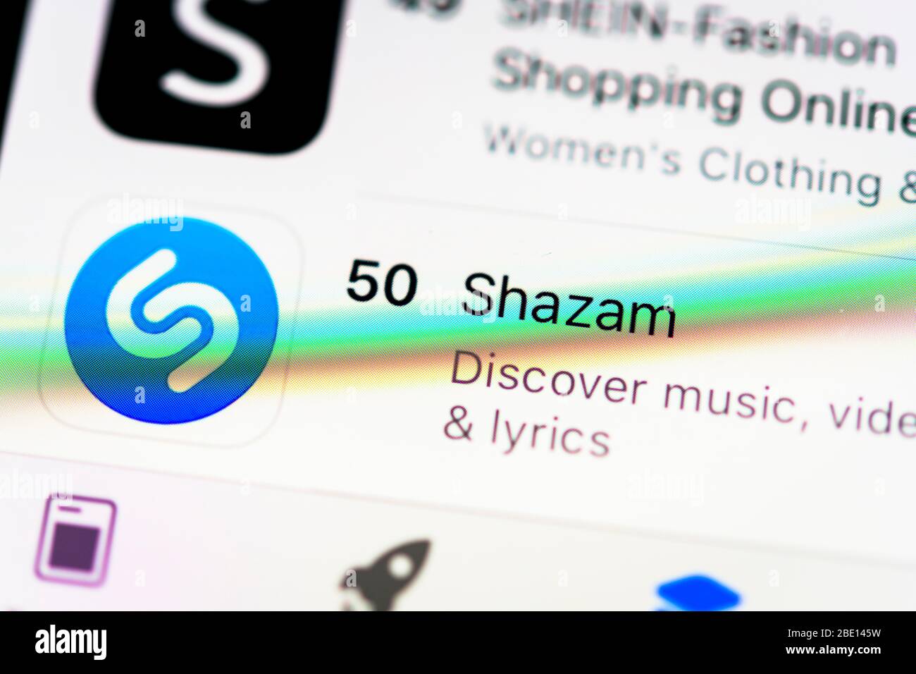 App Shazam nell'Apple App Store, icona app, display su un telefono cellulare, dettagli, formato completo Foto Stock