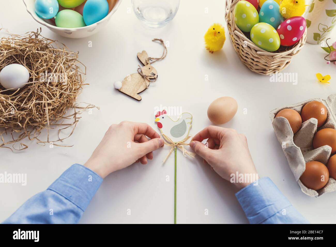 Una persona che lega il nodo sul pollo decorato. Foto Stock