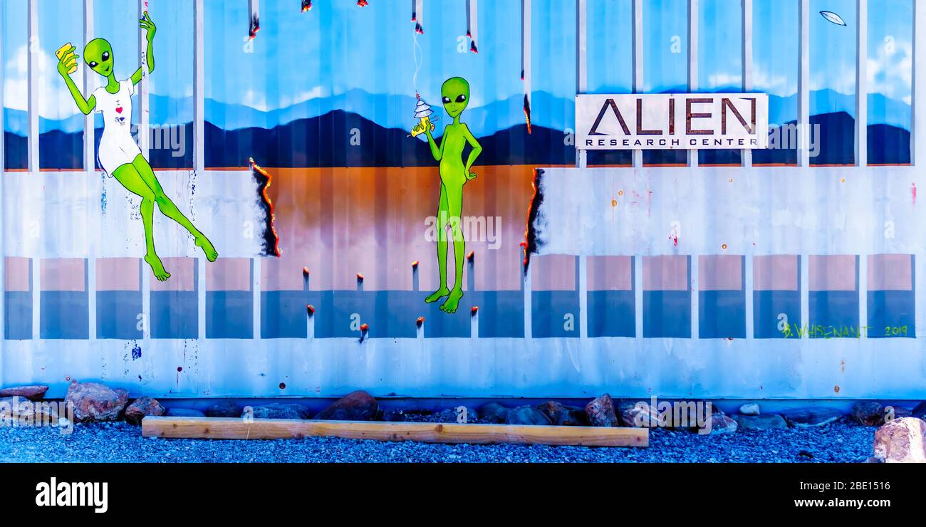 Crystal Springs, Nevada/USA - Ottobre 6 2019. Parete del contenitore dipinta con figure extraterrestri presso il negozio di souvenir del Centro di ricerca Alien nell'Area 51 A. Foto Stock