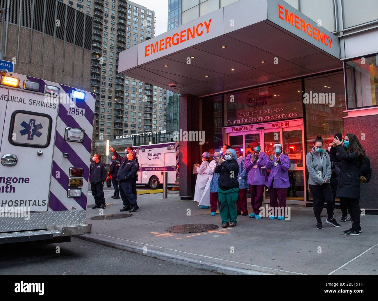 New York, Stati Uniti. 10 aprile 2020. Infermieri, medici e personale medico dell'ospedale di NYU Langone sono stati allietati in mezzo alla pandemia COVID-19 a Manhattan (Foto di Lev Radin/Pacific Press) Credit: Pacific Press Agency/Alamy Live News Foto Stock