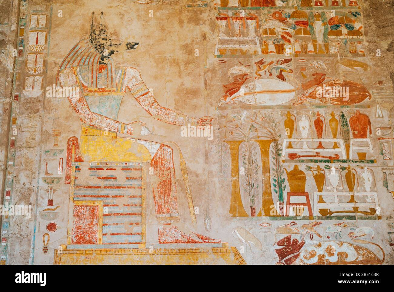 Cappella di Anubis nel Tempio mortuario della Regina Hatshepsut, antico fresco del Jackal capeggiato Dio di Mummificazione in Deir El-Bahari, Egitto Foto Stock