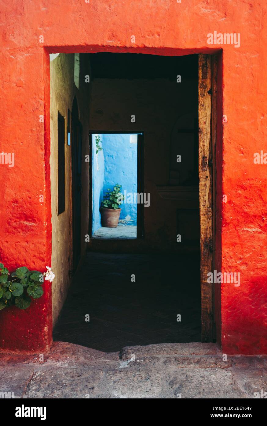 Porta d'ingresso con colorate pareti arancioni e blu nel Monastero di Santa Catalina de Siena, Arequipa, Perù Foto Stock