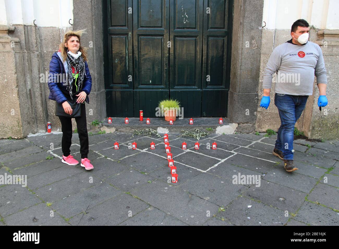 Fedeli laici, il Venerdì Santo, nel cortile della Chiesa del corpo di Cristo delle candele e del grano come segno di rinascita nel giorno di Pasqua Foto Stock