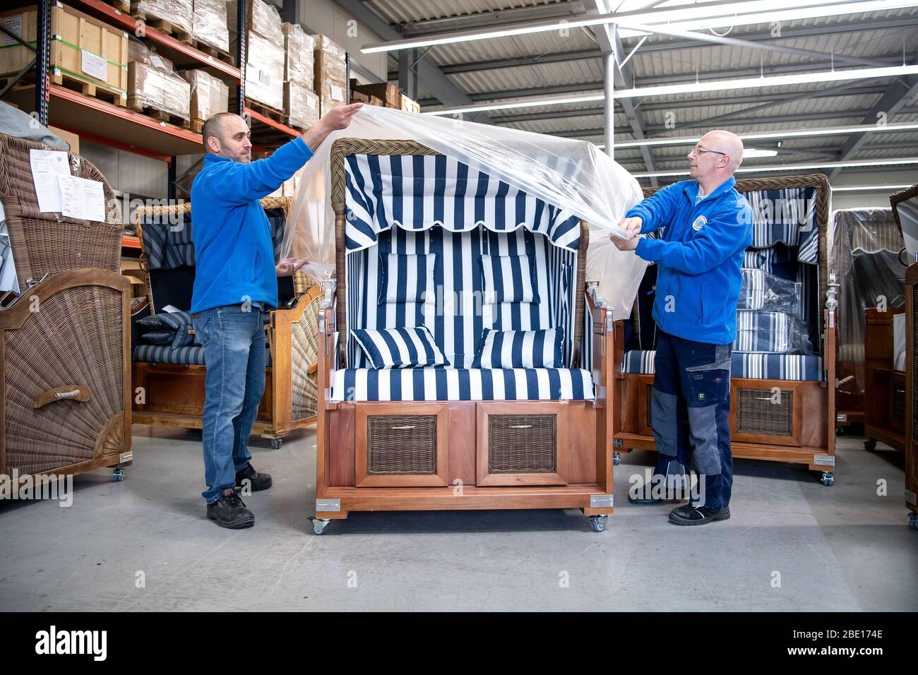 Buxtehude, Germania. 07 aprile 2020. Una sedia da spiaggia in vimini  rifinita è confezionata nella fabbrica di sedie da spiaggia in vimini  Buxtehude. La domanda di sedie da spiaggia in vimini è