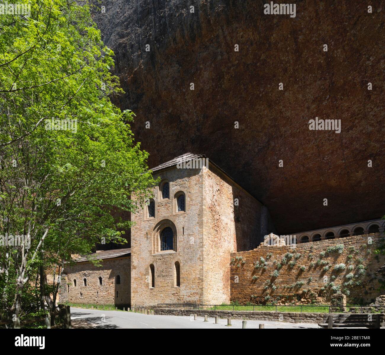 Monastero di San Juan de la Peña, provincia di Huesca, Aragona, Spagna. Esterno. Il monastero risale ai secoli 10-11. Foto Stock