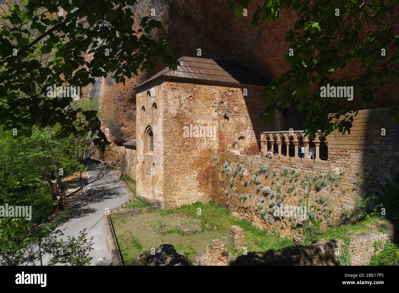 Monastero di San Juan de la Peña, provincia di Huesca, Aragona, Spagna. Esterno. Il monastero risale ai secoli 10-11. Foto Stock