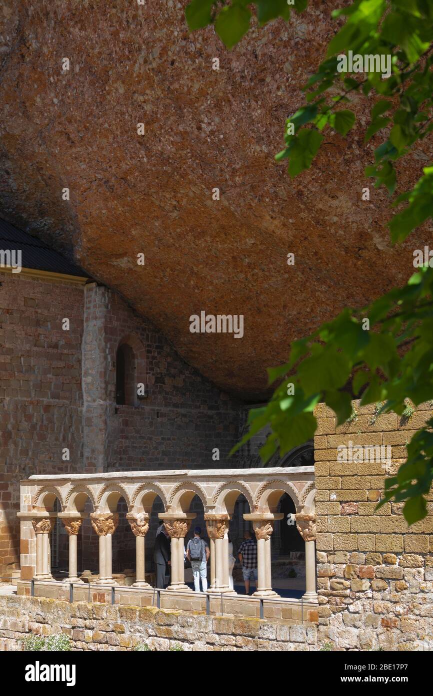 Il chiostro romanico del Monastero di San Juan de la Peña, provincia di Huesca, Aragona, Spagna. I capitelli scolpiti raffigurano scene della Bibbia. Foto Stock