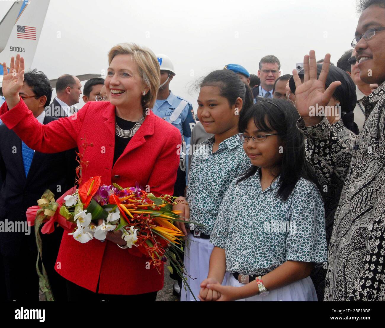 Segretario Clinton con i membri di Menteng Scuola elementare 1 coro dei bambini a salutare la folla in Jarkarta, Indonesia il 18 febbraio 2009. Foto Stock